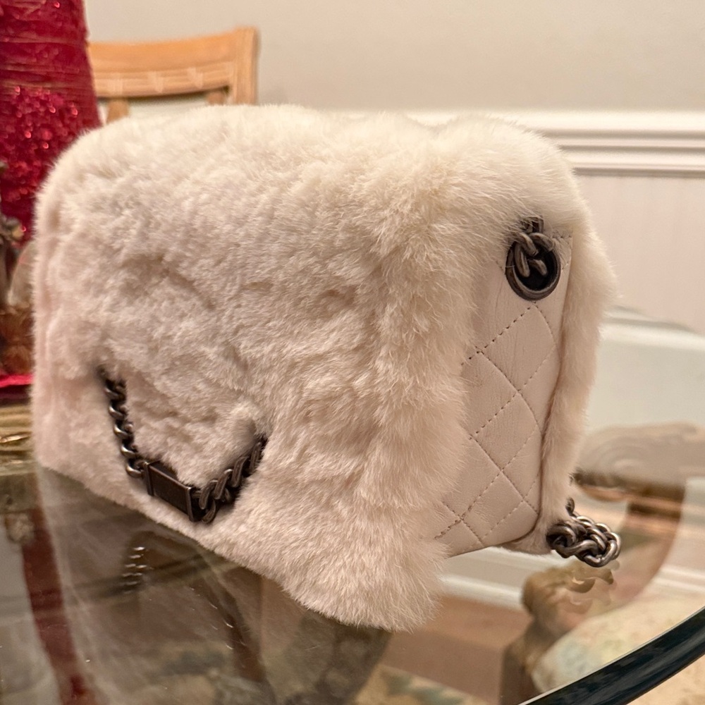 Auth rare winter limited Chic White Fur Crossbody Bag